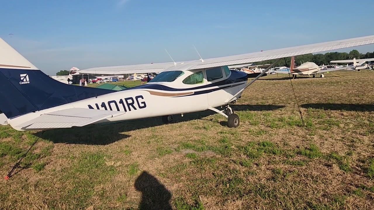 N101RG - Cessna 182L at KLAL